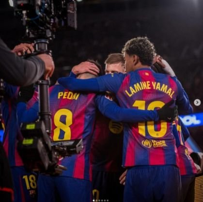 Pedri ăn mừng cùng đồng đội sau pha kiến tạo thành bàn.