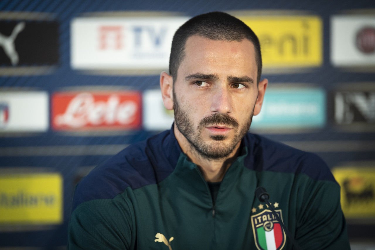 Bonucci trả lời phỏng vấn về trường hợp của Chiesa và cơ hội dự World Cup của đội tuyển Ý.