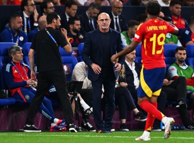 Lamine Yamal liệu có thể sánh ngang với những tượng đài bóng đá thế giới?